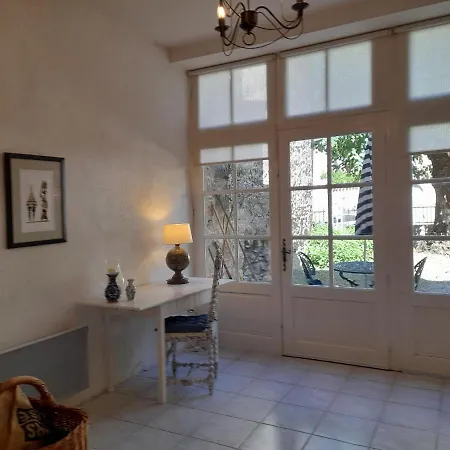 La Remise A Caleches / The Carriage House *