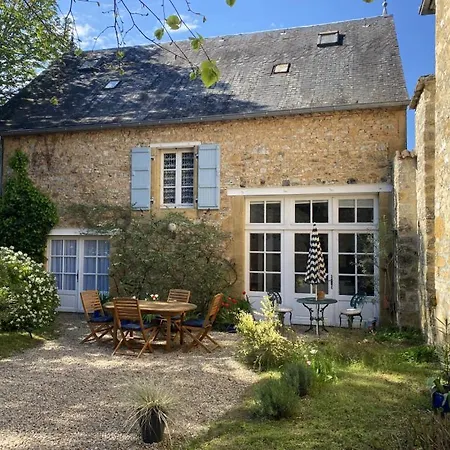 La Remise A Caleches / The Carriage House * Cazals (Lot)