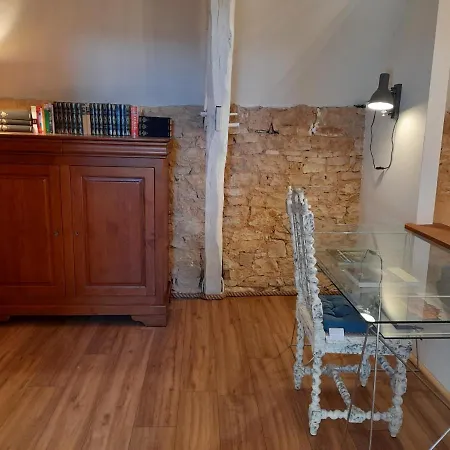 La Remise A Caleches / The Carriage House *